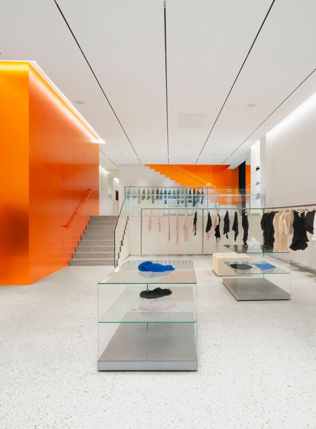 Issey Miyake inaugure son flagship parisien.