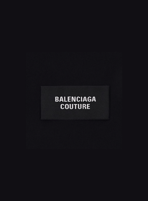 Balenciaga fait un retour remarqué à la Haute Couture.