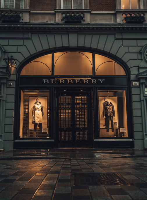 Burberry renforce sa position dans la culture et l'éducation.