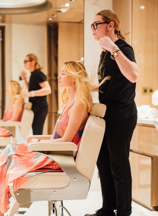 La cabine de coiffure de Christophe Nicolas Biot rouvre au Lutetia Paris.