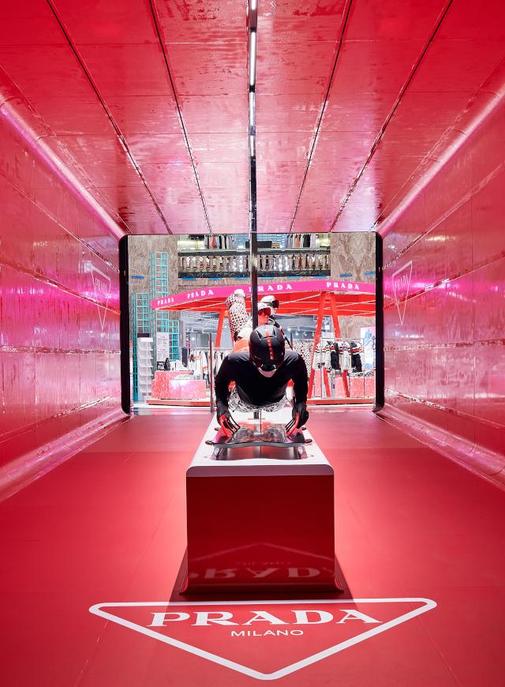 "Prada on Ice" : les Galeries Lafayette Champs-Elysées en mode sport d'hiver.