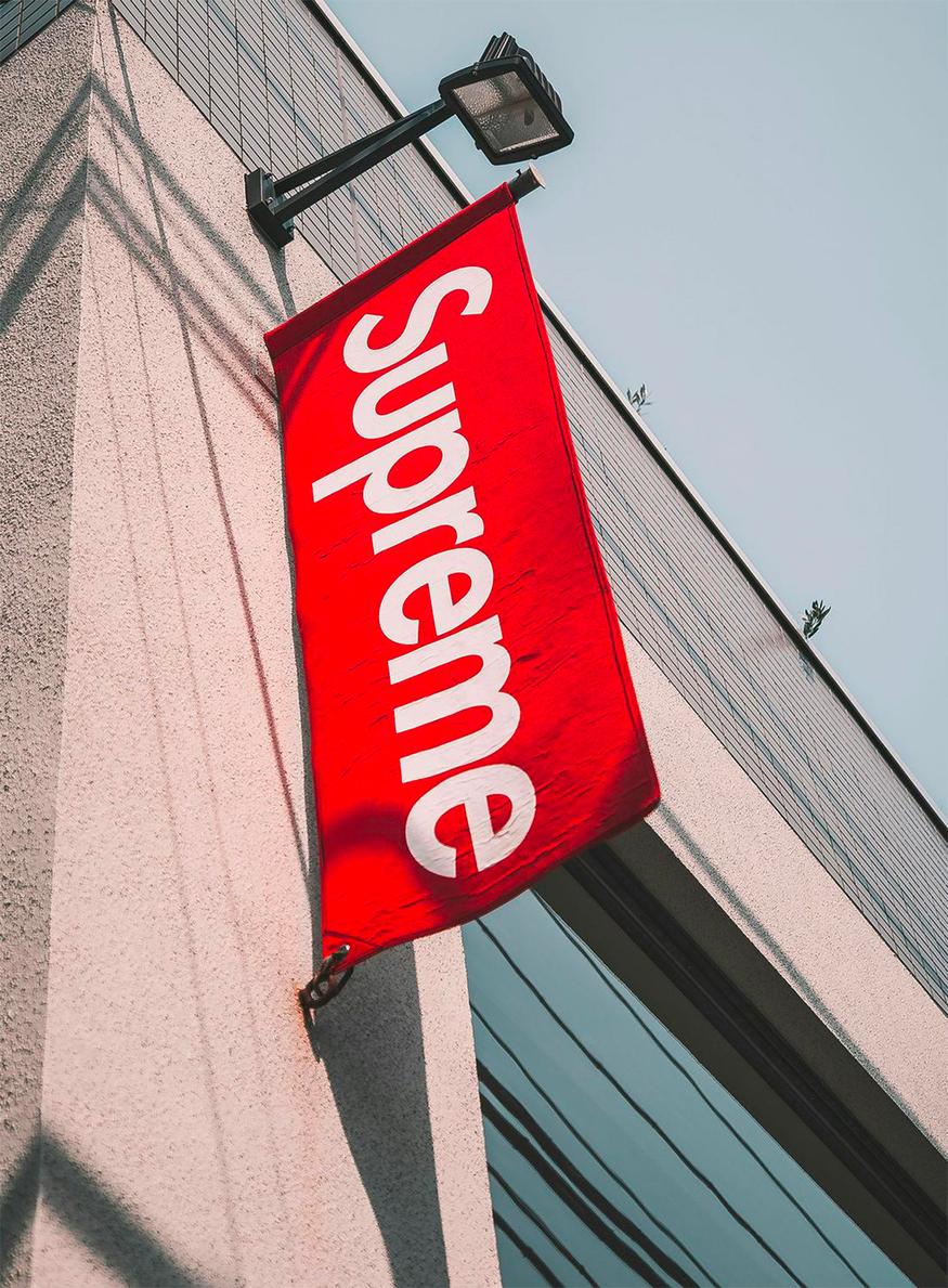 Supreme racheté par EssilorLuxottica