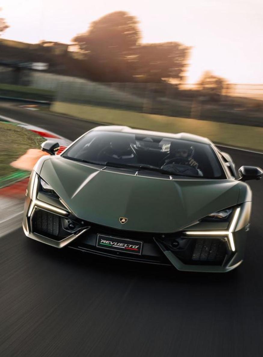 Voiture de luxe Lamborghini revuelto logo
